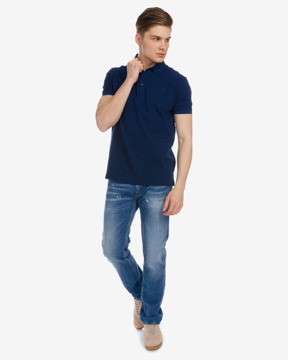 He is wearing jeans. Поло Sela Casual Jeans. Articul 1512500.05.70 Polo Shirt Tom Tailor. Мужчина в поло и джинсах. Джинсы и футболка поло.